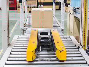 Packaging case sealing machine with conveyor - packaging automation
